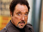 Tom Jones: Einsingen mit Pistole vor der Nase!