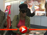 Toni Braxton schreibt bei ihrer Ankunft in Berlin Autogramme