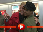 Toni Braxton posiert mit Fans in Berlin