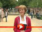 Angela Merkels Wachsabbild im feschen Dirndl