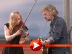 Wolfgang Niedecken singt mit Anne de Wolf im Bundestag